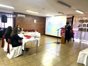 Estudiantes del Liceo Mixto lucieron su personalidad y conocimientos del inglés en competencia de deletreo Spelling Bee